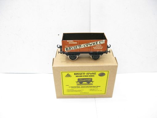 Corgi / Bassett Lowke 0 Gauge Modern issue BL99057 Bassett Lowke Private owner 'Model Engineers' Wagon Brown - Boxed - Image 2