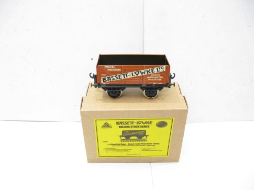 Corgi / Bassett Lowke 0 Gauge Modern issue BL99057 Bassett Lowke Private owner 'Model Engineers' Wagon Brown - Boxed - Image 4