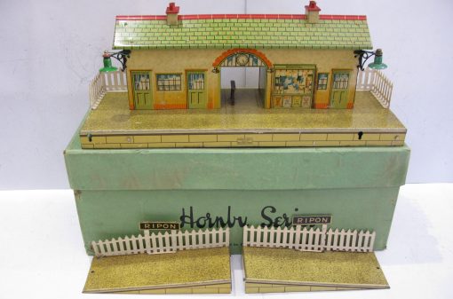 Hornby 0 Gauge No.4E 'RIPON' Station Speckled Finish base Circa 1938/39 - Boxed