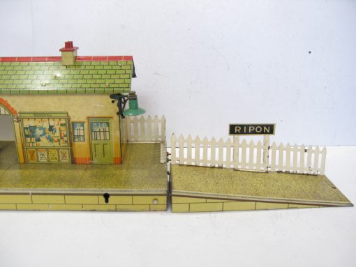 Hornby 0 Gauge No.4E 'RIPON' Station Speckled Finish base Circa 1938/39 - Boxed - Image 8