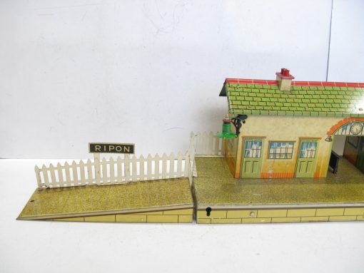 Hornby 0 Gauge No.4E 'RIPON' Station Speckled Finish base Circa 1938/39 - Boxed - Image 9