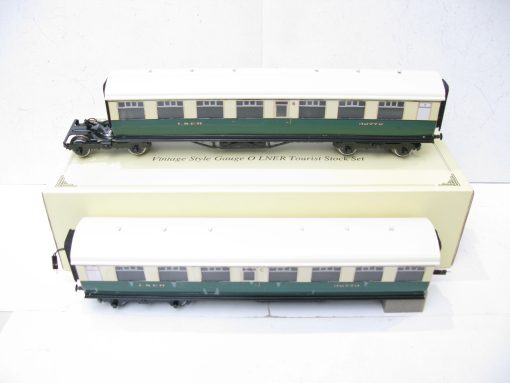 Ace Trains 0 Gauge Modern issue LNER Tourist stock Articulated coaches Set A and Set B - Boxed as new - Image 10