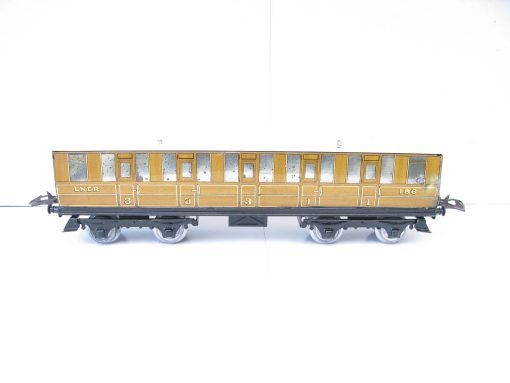 Hornby 0 Gauge No.2 LNER Pair of Corridor Coaches 1st/3rd and 1st/3rd Brake end - unboxed Priced each £60 - Image 2