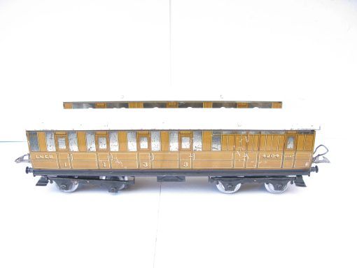 Hornby 0 Gauge No.2 LNER Pair of Corridor Coaches 1st/3rd and 1st/3rd Brake end - unboxed Priced each £60 - Image 6