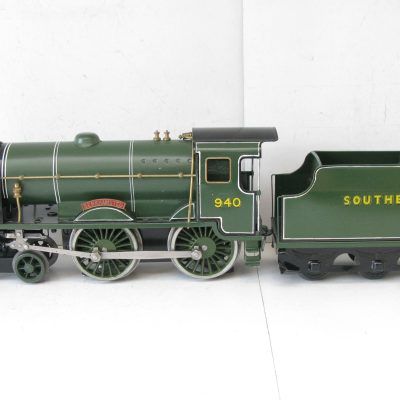 Directory Series  - Hornby 0 Gauge Style Loco & Tender SR Schools class 'Berkhamsted' No.930, 12 volt DC electric -