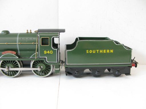 Directory Series  - Hornby 0 Gauge Style Loco & Tender SR Schools class 'Berkhamsted' No.930, 12 volt DC electric - - Image 4