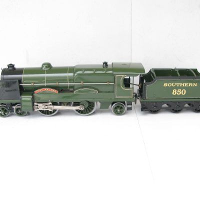 Hornby 0 Gauge E220 Loco & Tender SR Green 'LORD NELSON' No.850, 3-rail 20 volt electric - Boxed