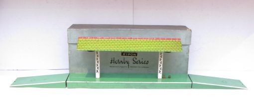 Hornby 0 Gauge E 'RIPON' Electric Island Platform with green base and ramps Circa 1934/35 - Boxed