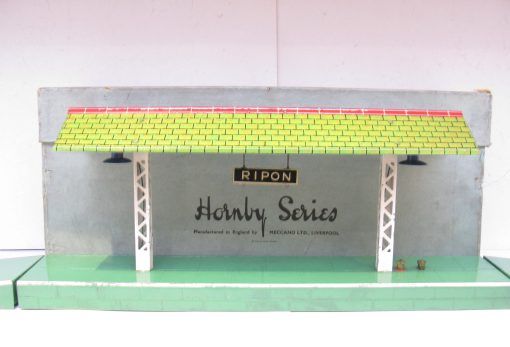 Hornby 0 Gauge E 'RIPON' Electric Island Platform with green base and ramps Circa 1934/35 - Boxed - Image 2