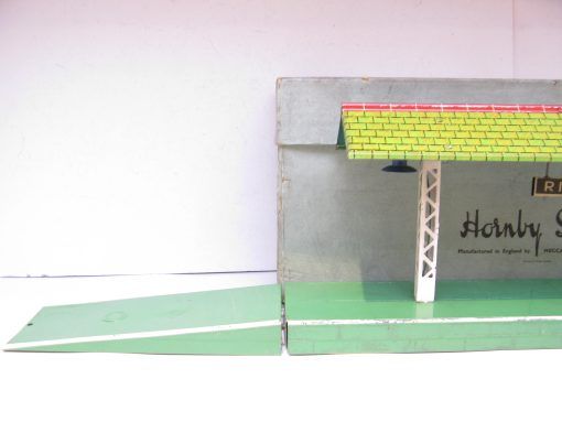 Hornby 0 Gauge E 'RIPON' Electric Island Platform with green base and ramps Circa 1934/35 - Boxed - Image 3