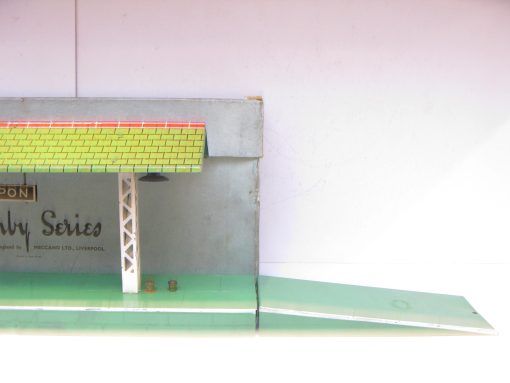 Hornby 0 Gauge E 'RIPON' Electric Island Platform with green base and ramps Circa 1934/35 - Boxed - Image 4