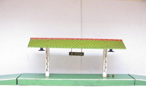 Hornby 0 Gauge E 'RIPON' Electric Island Platform with green base and ramps Circa 1934/35 - Boxed - Image 5
