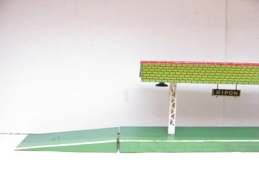 Hornby 0 Gauge E 'RIPON' Electric Island Platform with green base and ramps Circa 1934/35 - Boxed - Image 6