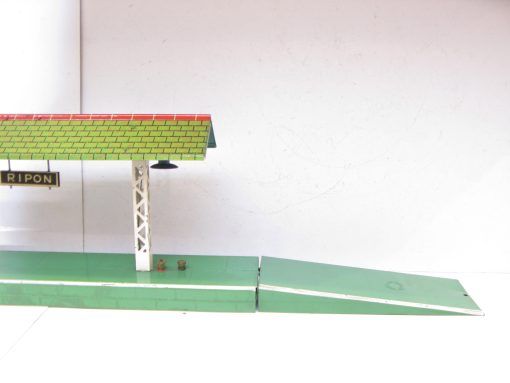 Hornby 0 Gauge E 'RIPON' Electric Island Platform with green base and ramps Circa 1934/35 - Boxed - Image 7