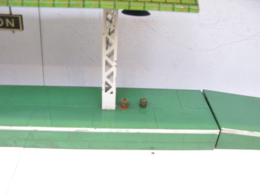 Hornby 0 Gauge E 'RIPON' Electric Island Platform with green base and ramps Circa 1934/35 - Boxed - Image 9