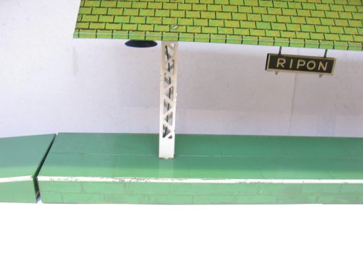 Hornby 0 Gauge E 'RIPON' Electric Island Platform with green base and ramps Circa 1934/35 - Boxed - Image 10