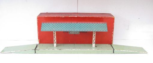 Hornby 0 Gauge Early first issue 'WINDSOR' Island Platform with blue grey base, includes ramps Circa 1926/28 - Boxed