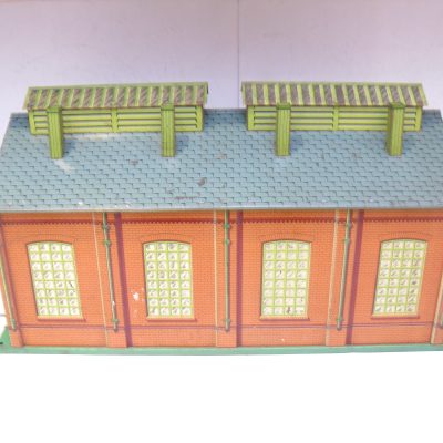 Hornby 0 Gauge No.2 Engine Shed with green base, Hornby's Largest Accessory - unboxed - Good/plus