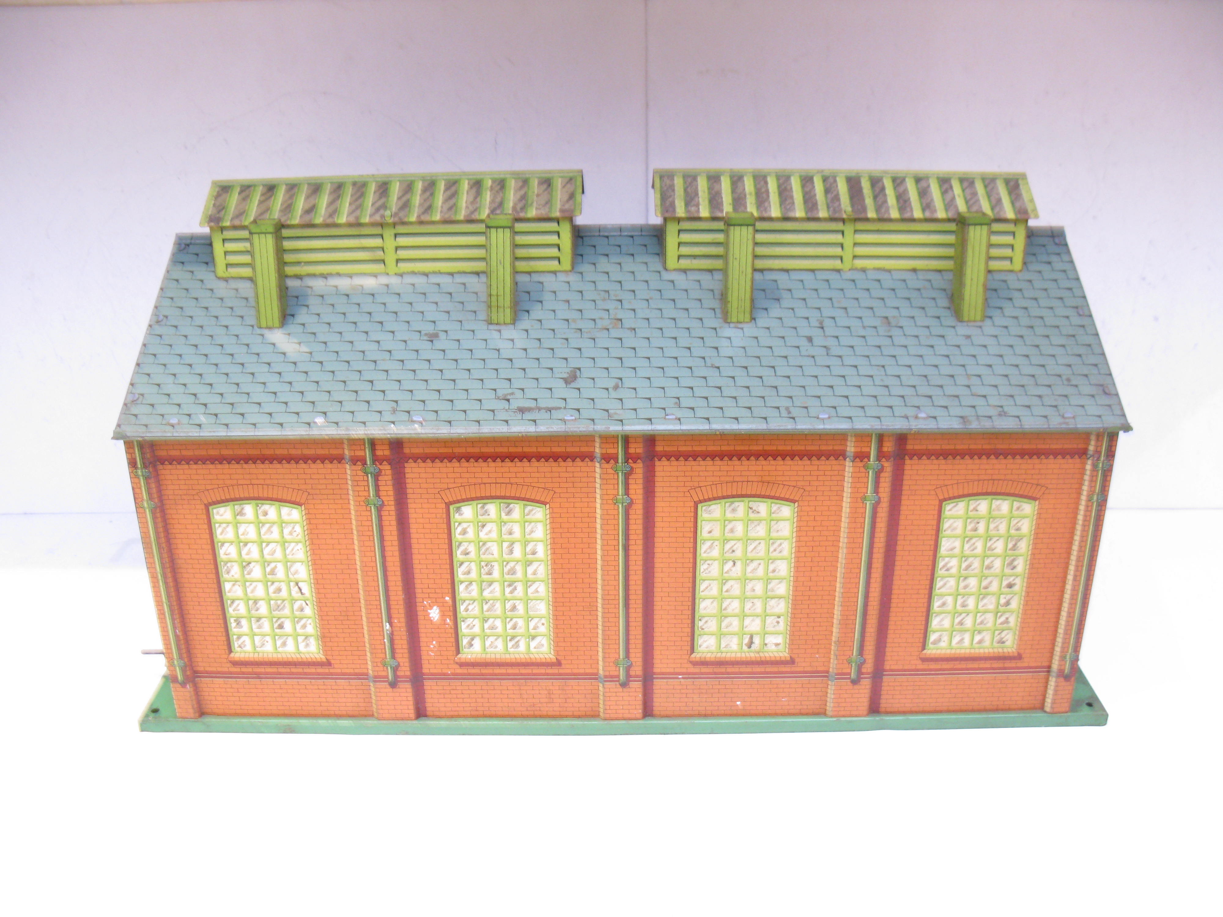 Hornby 0 Gauge No.2 Engine Shed with green base, Hornby's Largest Accessory - unboxed - Good/plus