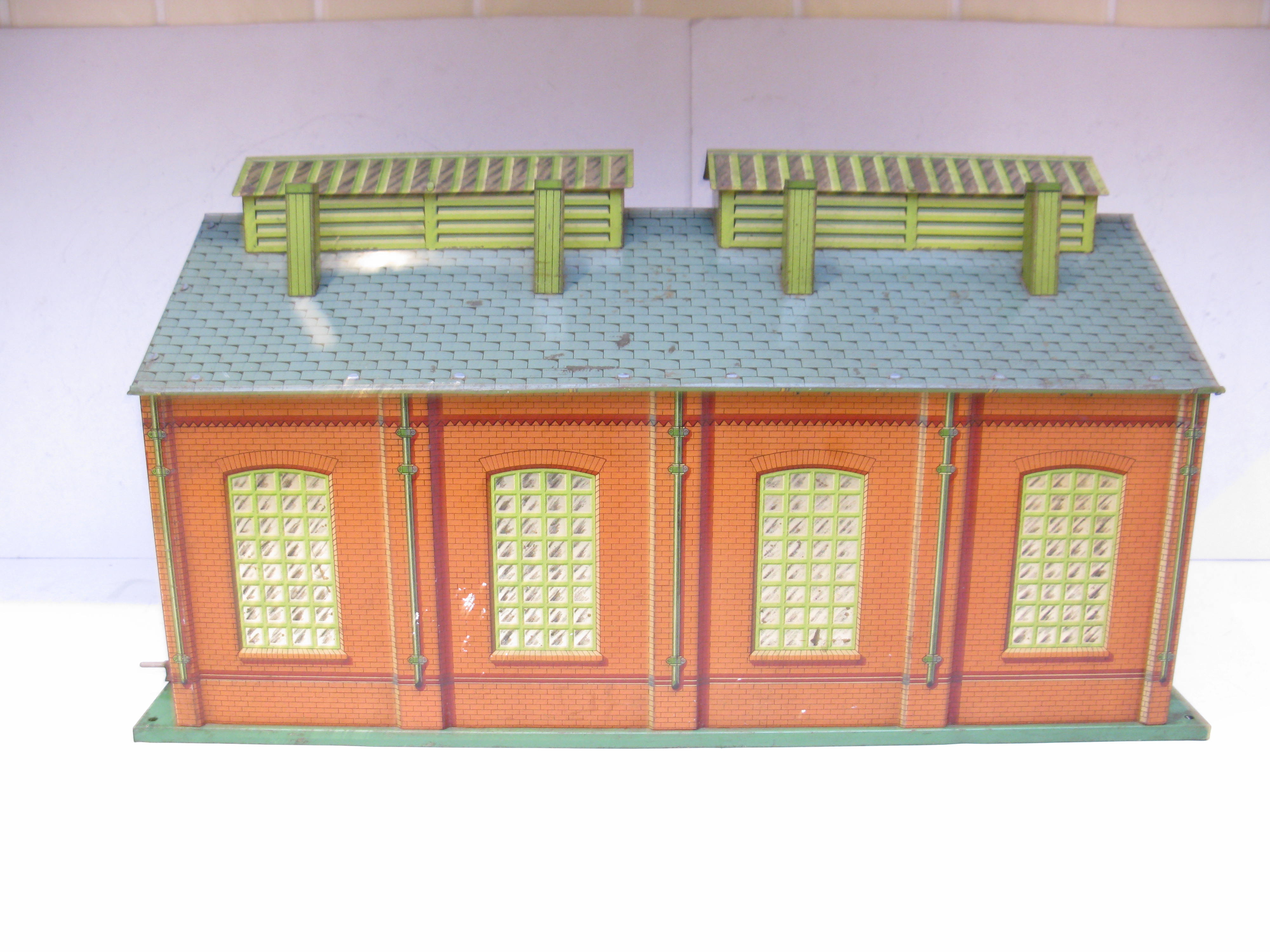 Hornby 0 Gauge No.2 Engine Shed with green base, Hornby's Largest Accessory - unboxed - Good/plus - Image 2