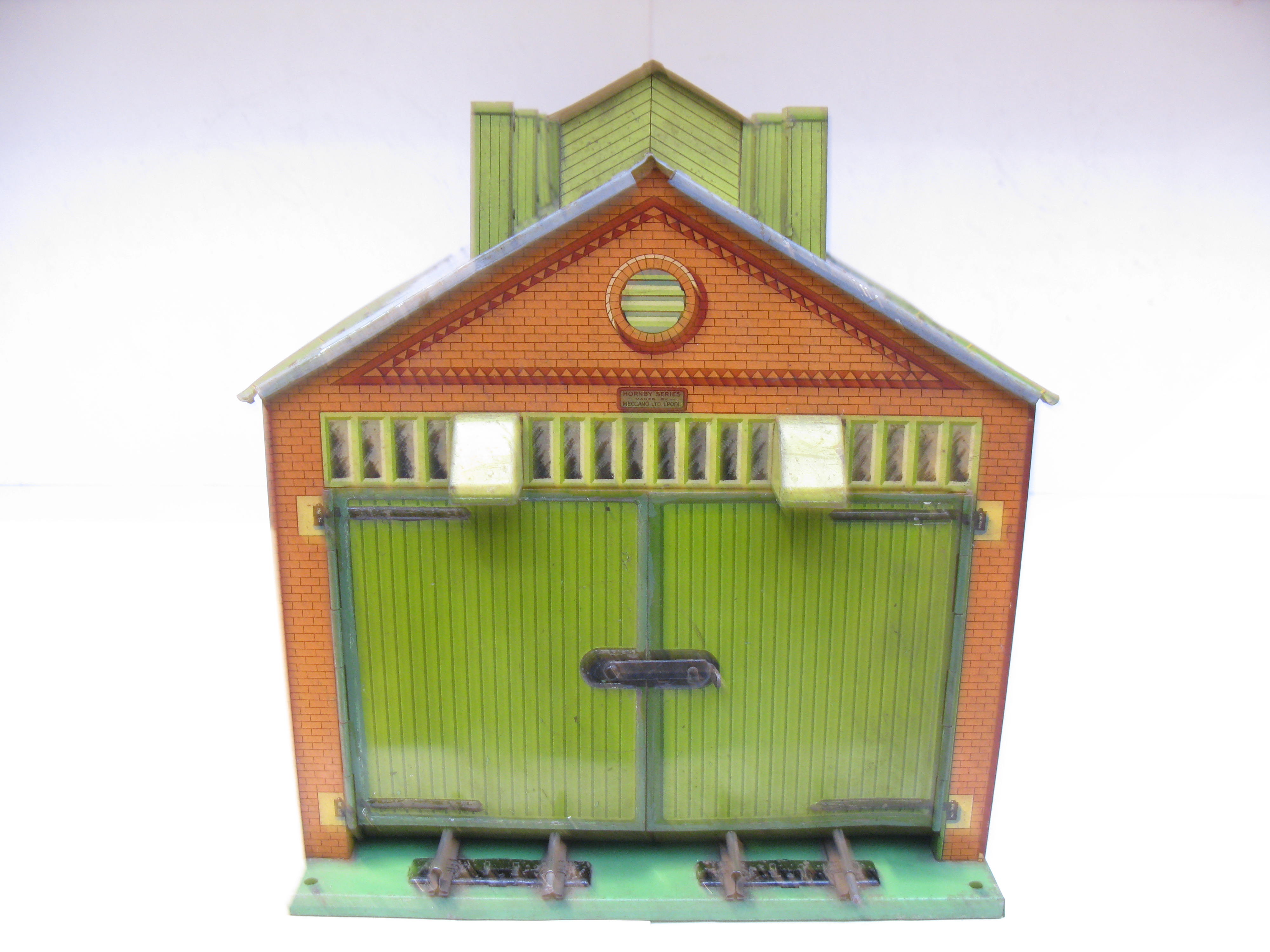 Hornby 0 Gauge No.2 Engine Shed with green base, Hornby's Largest Accessory - unboxed - Good/plus - Image 3
