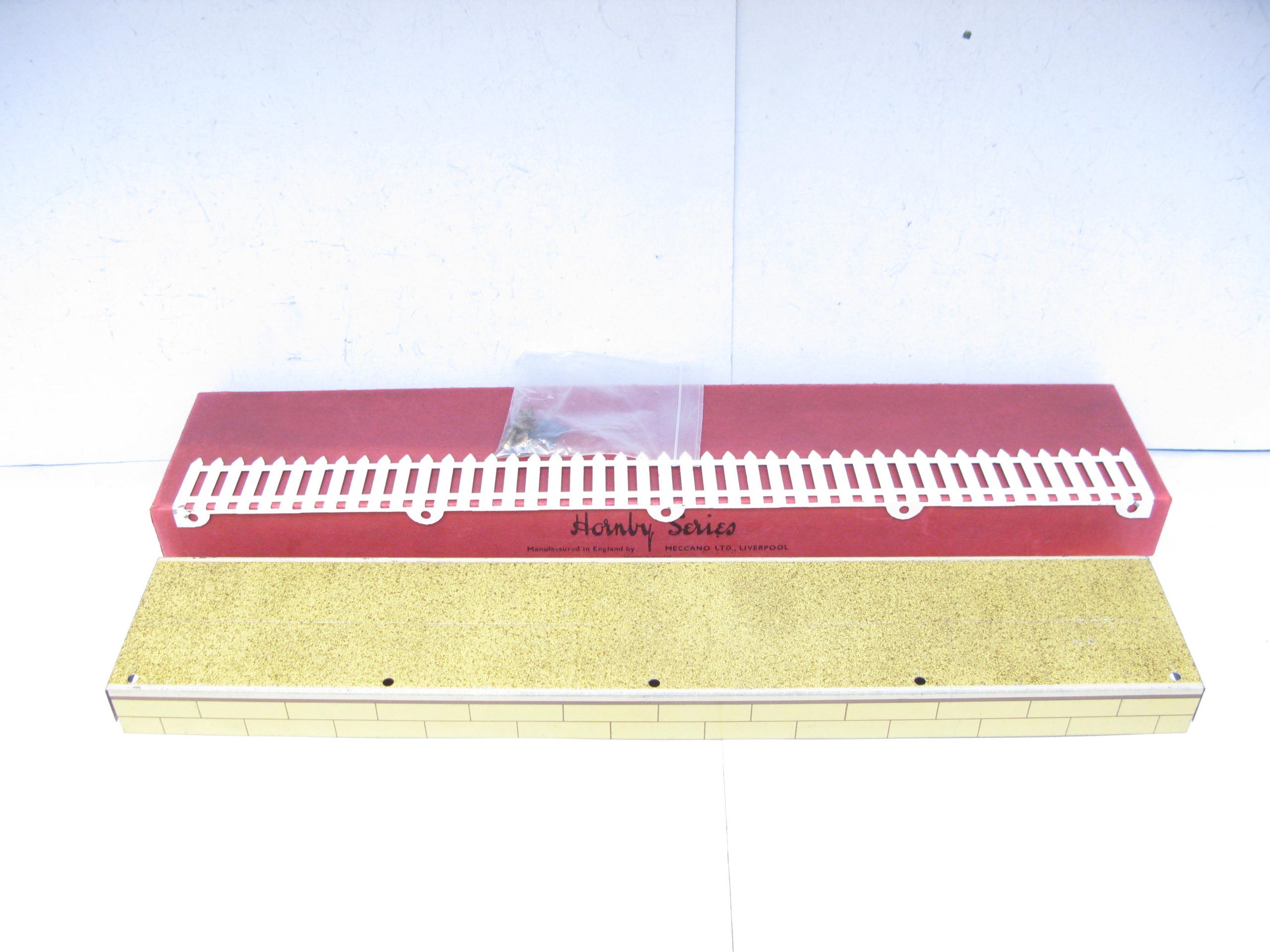 Hornby 0 Gauge Speckled finish Passenger Platform with Fencing & Nuts and Bolts Circa 1939 - Boxed - Near Mint to Mint