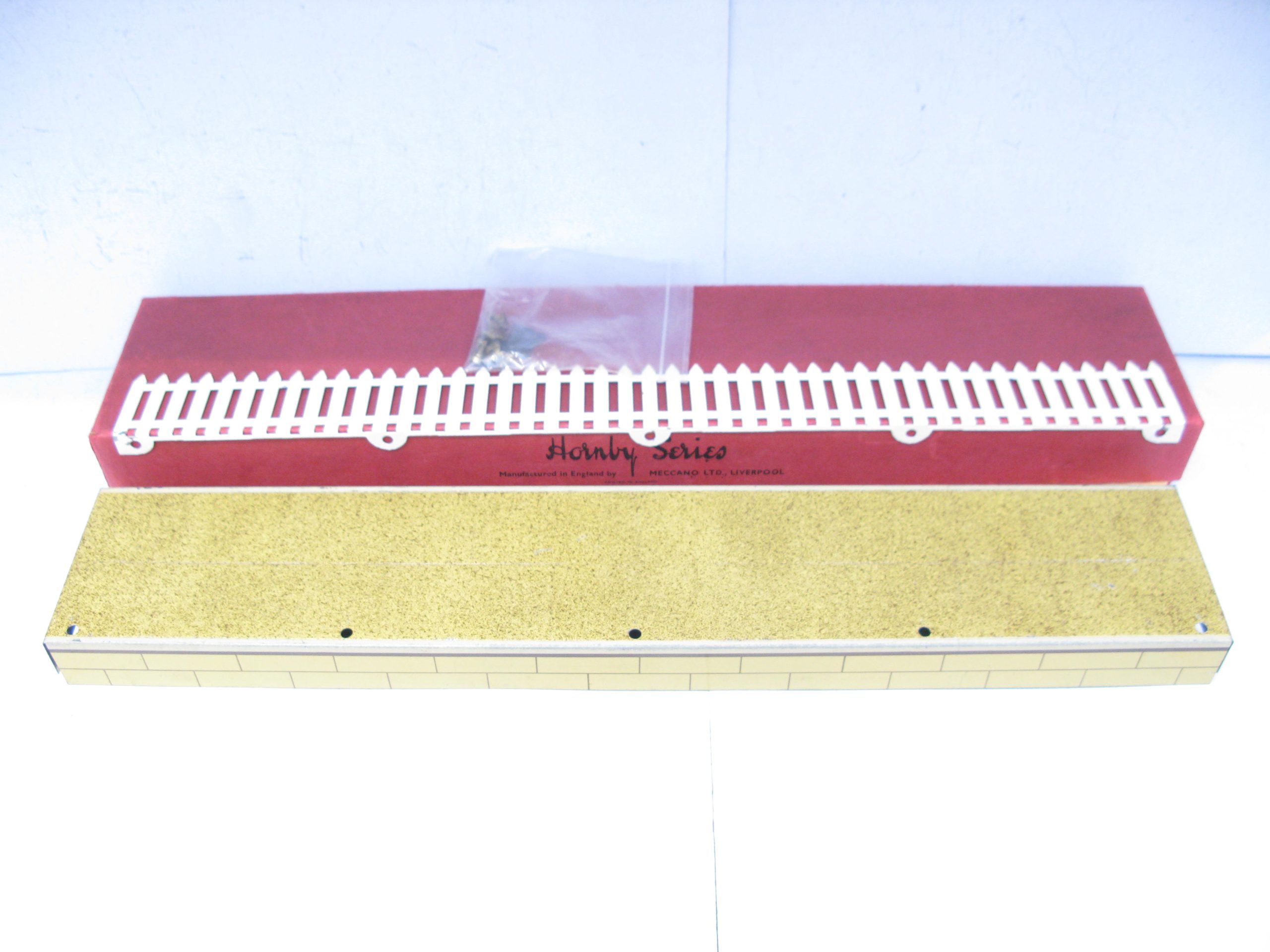 Hornby 0 Gauge Speckled finish Passenger Platform with Fencing & Nuts and Bolts Circa 1939 - Boxed - Near Mint to Mint - Image 2