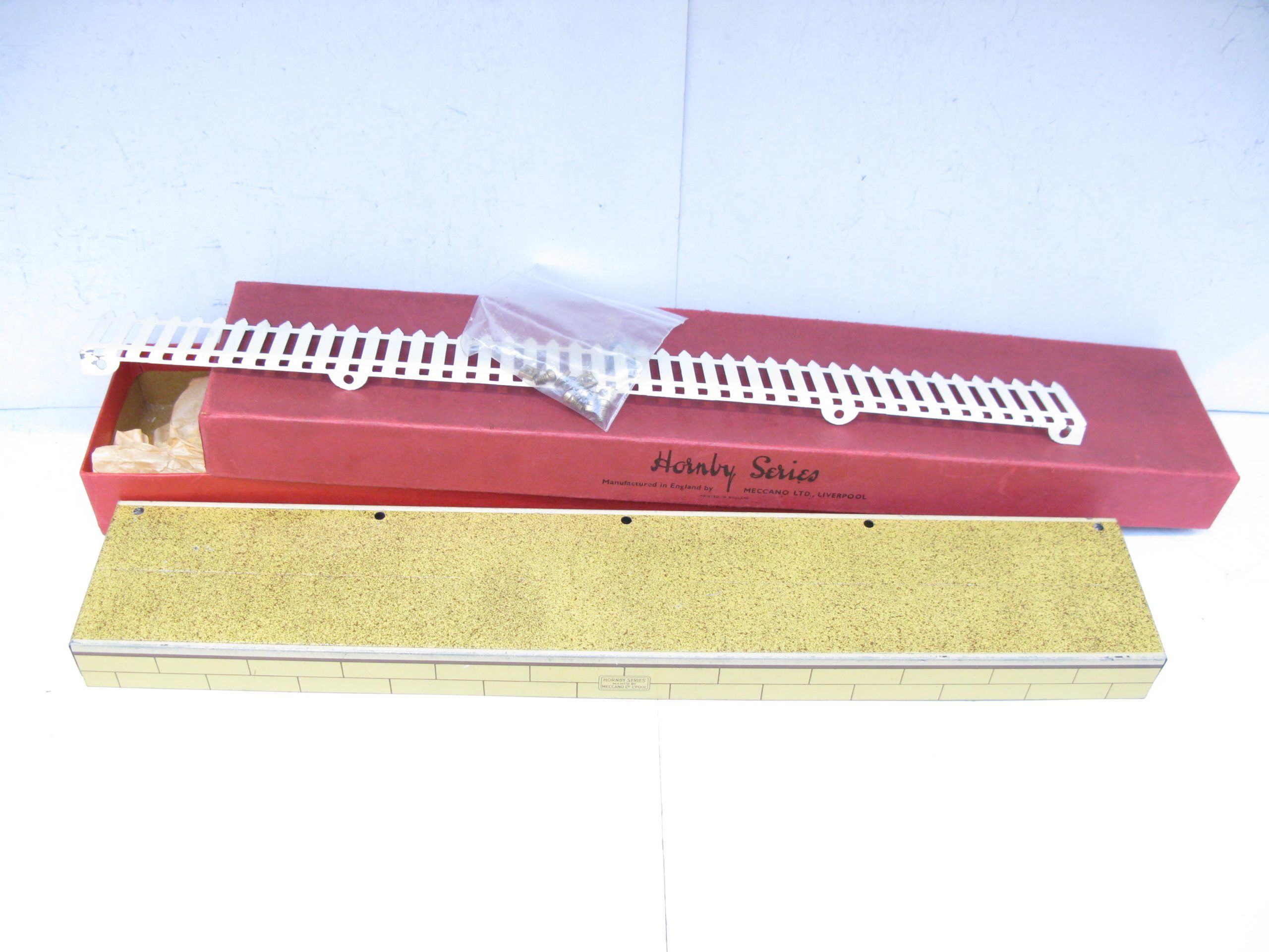 Hornby 0 Gauge Speckled finish Passenger Platform with Fencing & Nuts and Bolts Circa 1939 - Boxed - Near Mint to Mint - Image 3