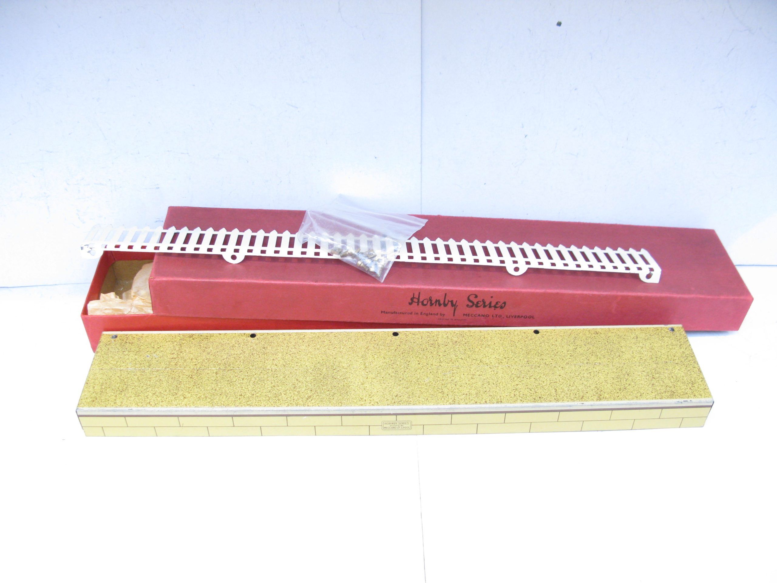 Hornby 0 Gauge Speckled finish Passenger Platform with Fencing & Nuts and Bolts Circa 1939 - Boxed - Near Mint to Mint - Image 4