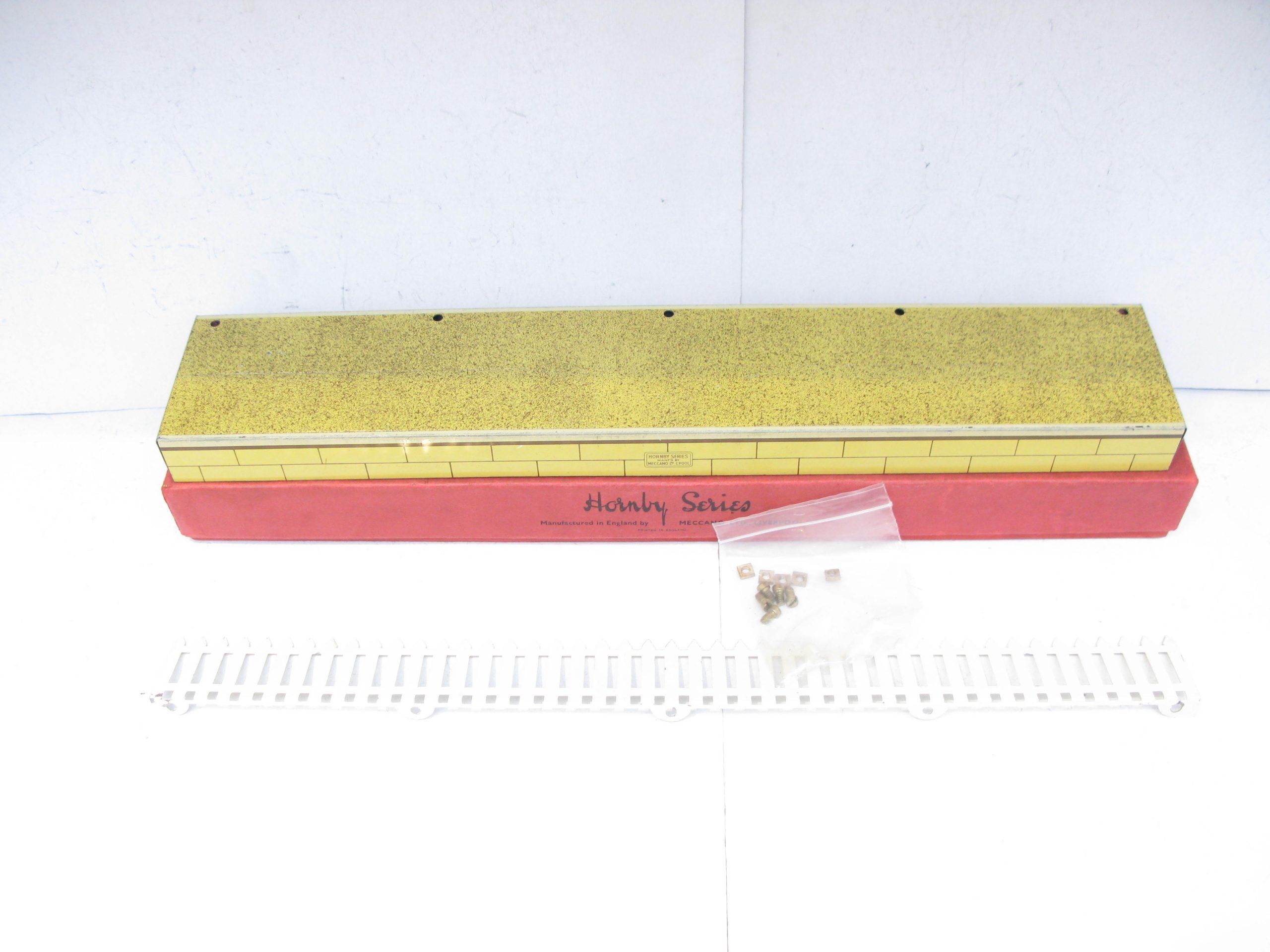 Hornby 0 Gauge Speckled finish Passenger Platform with Fencing & Nuts and Bolts Circa 1939 - Boxed - Near Mint to Mint - Image 6