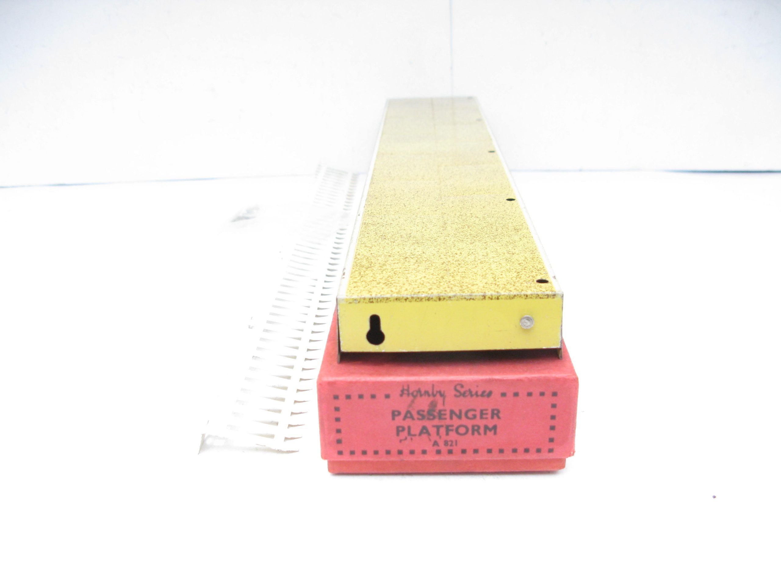 Hornby 0 Gauge Speckled finish Passenger Platform with Fencing & Nuts and Bolts Circa 1939 - Boxed - Near Mint to Mint - Image 7