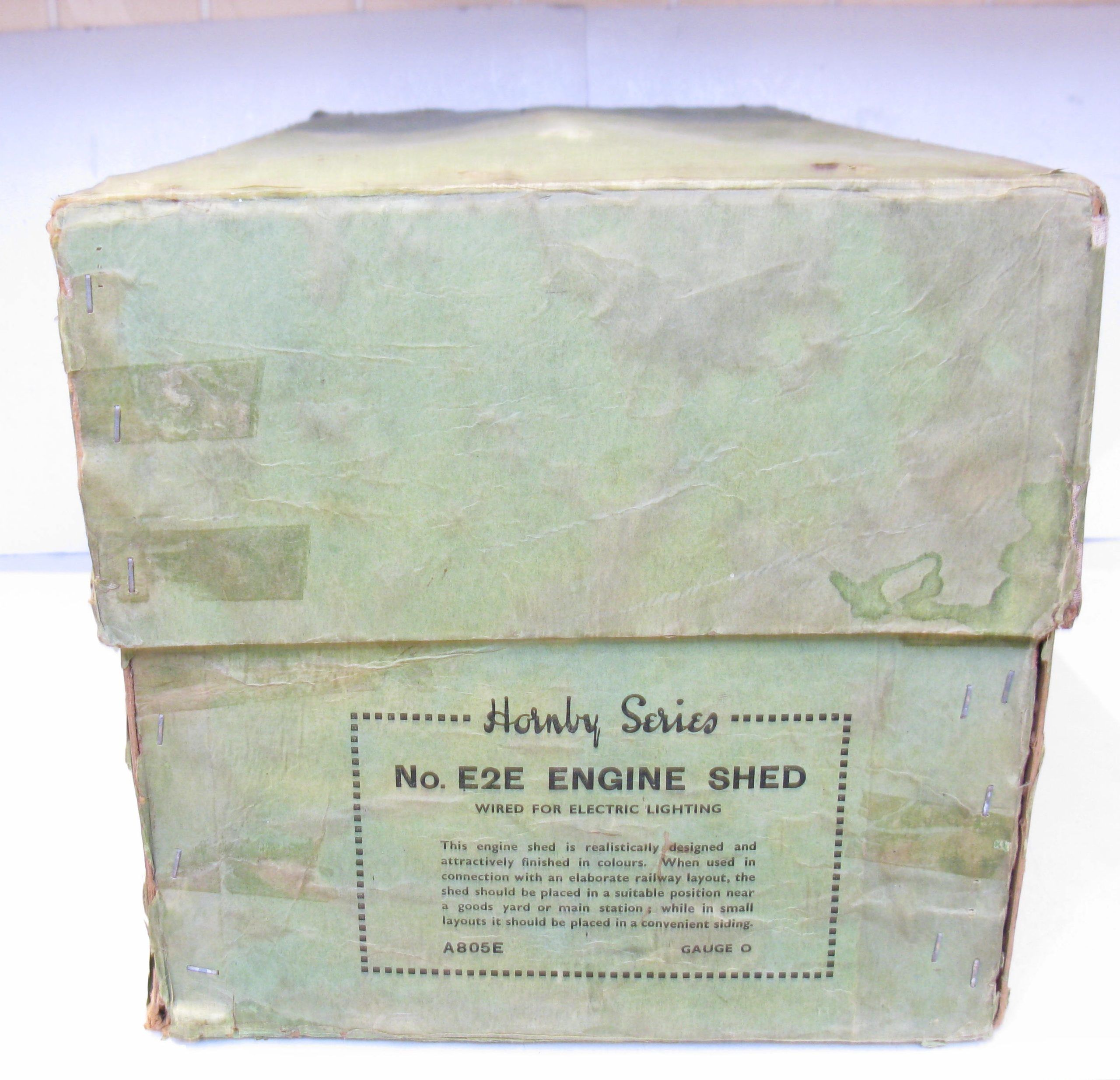 Hornby 0 Gauge No.E2E Engine Shed with green base, Hornby's Largest Accessory - Boxed - Excellent - Image 2