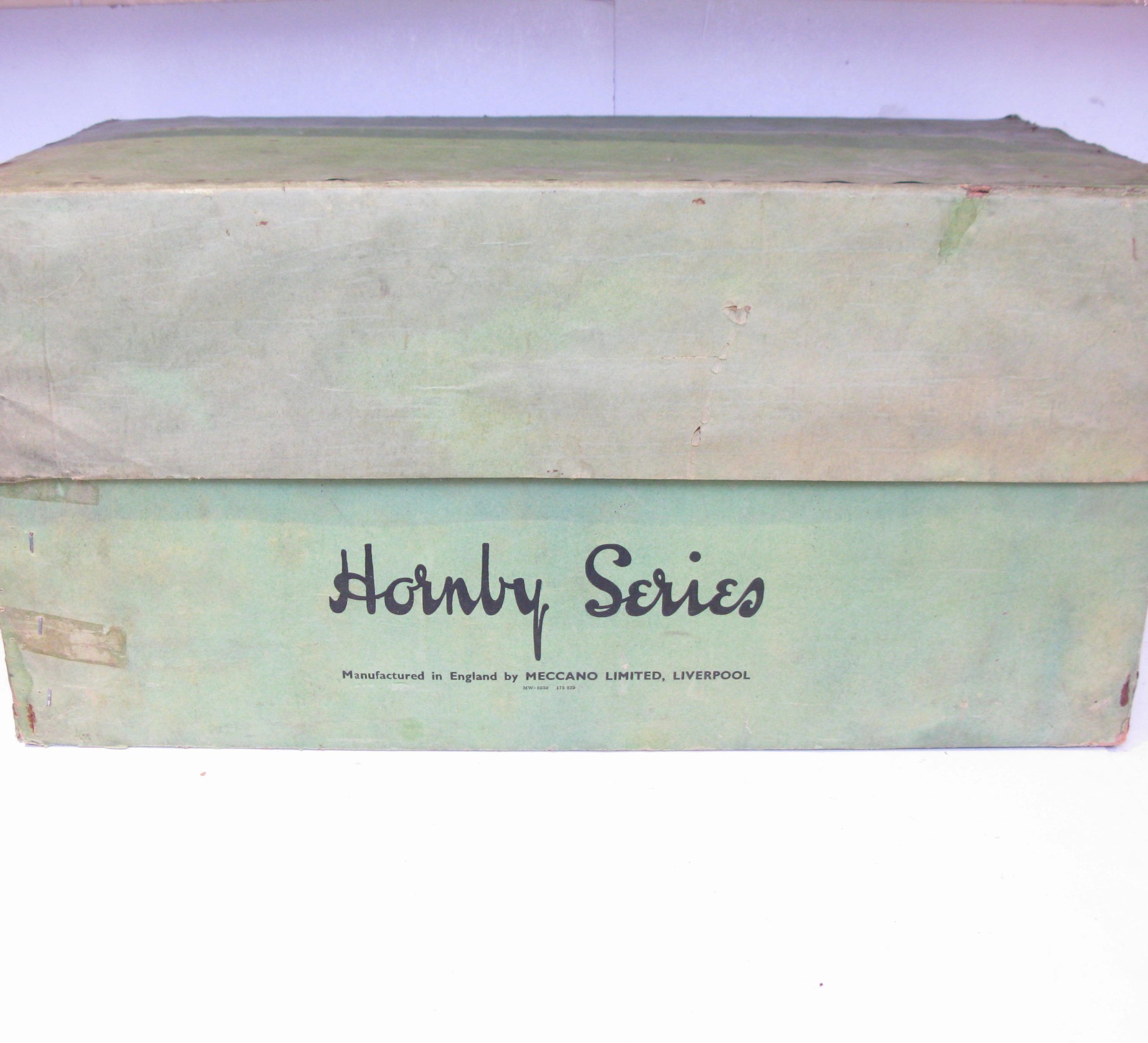 Hornby 0 Gauge No.E2E Engine Shed with green base, Hornby's Largest Accessory - Boxed - Excellent - Image 3