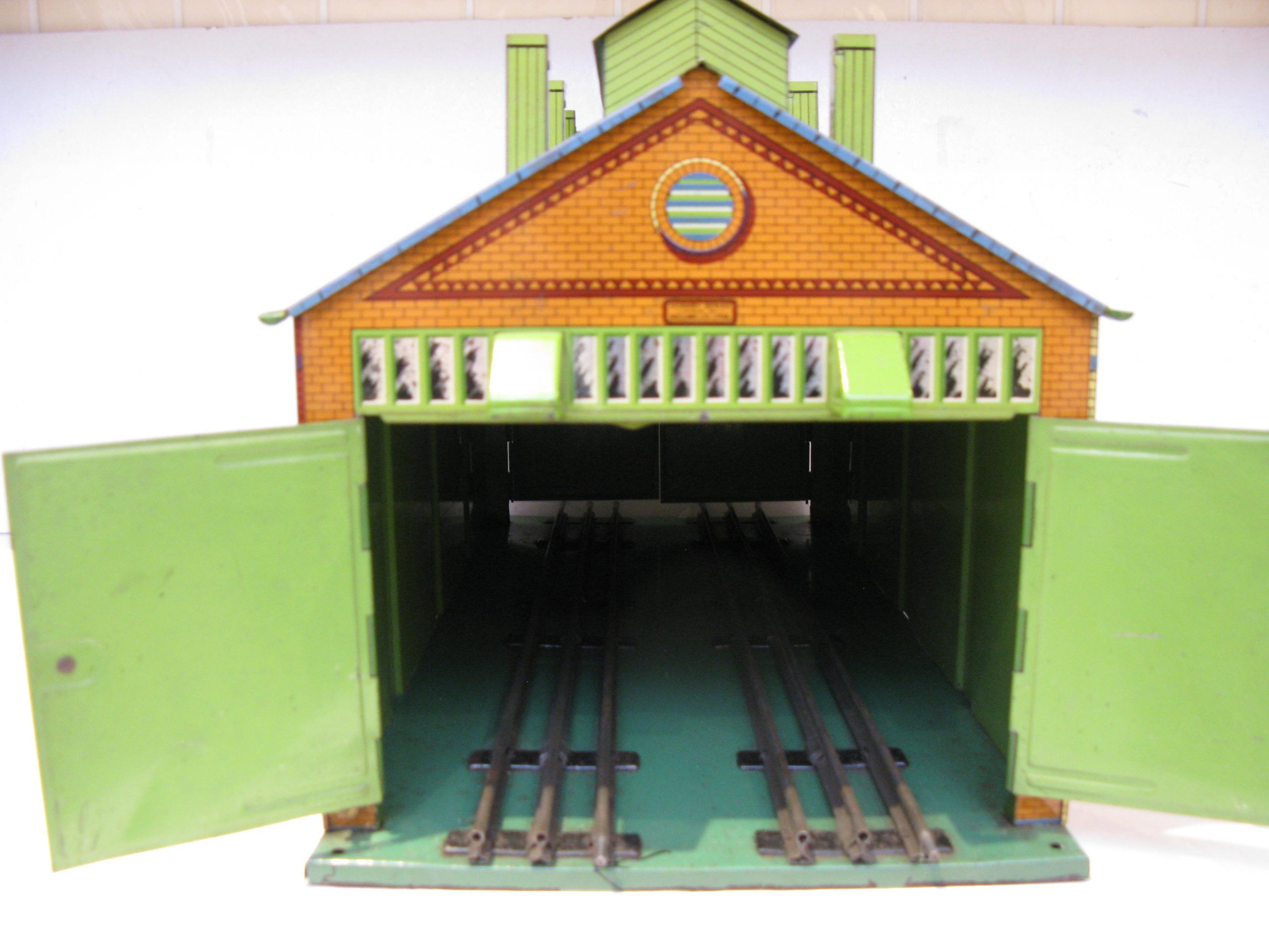 Hornby 0 Gauge No.E2E Engine Shed with green base, Hornby's Largest Accessory - Boxed - Excellent - Image 10