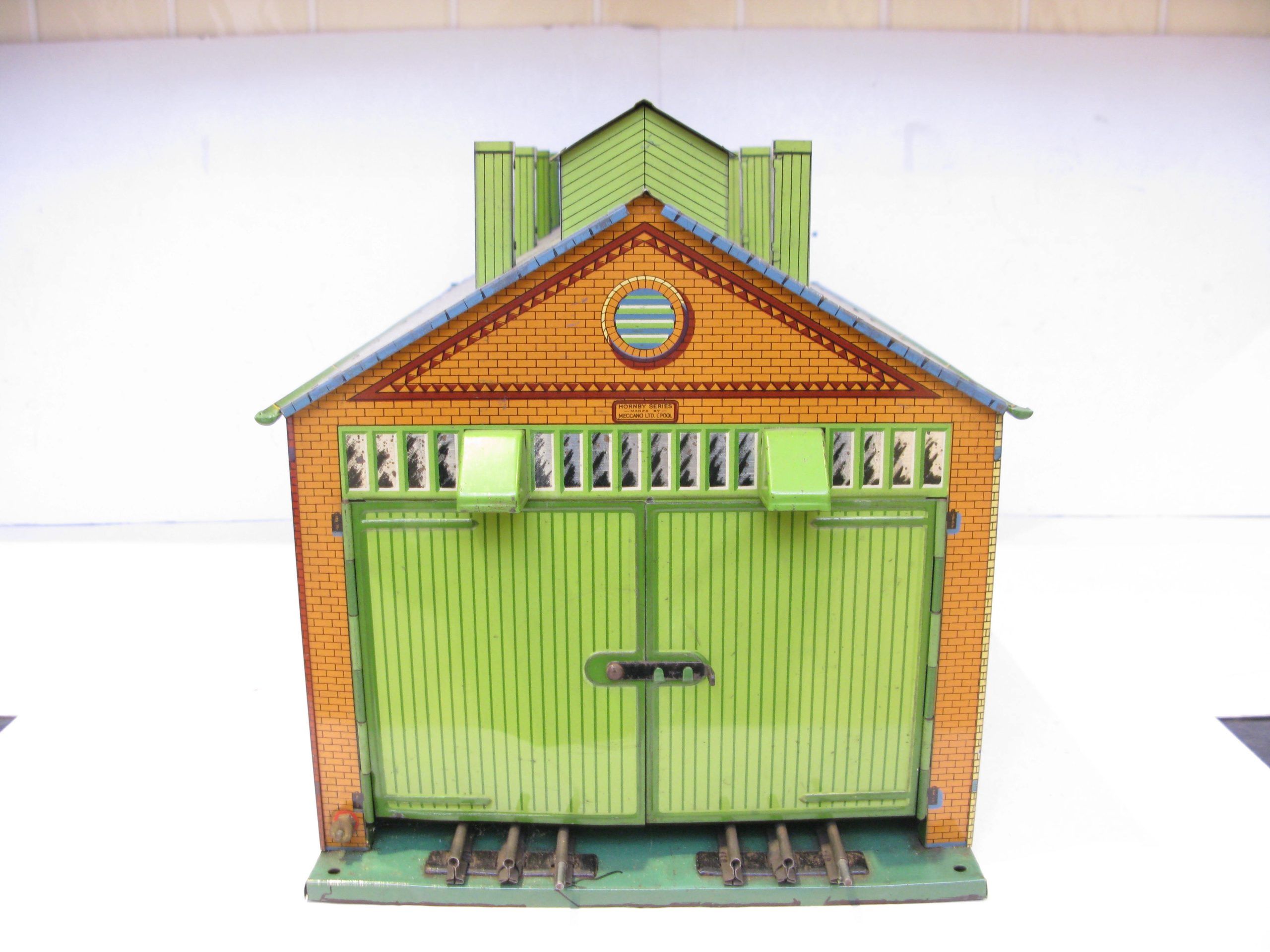 Hornby 0 Gauge No.E2E Engine Shed with green base, Hornby's Largest Accessory - Boxed - Excellent