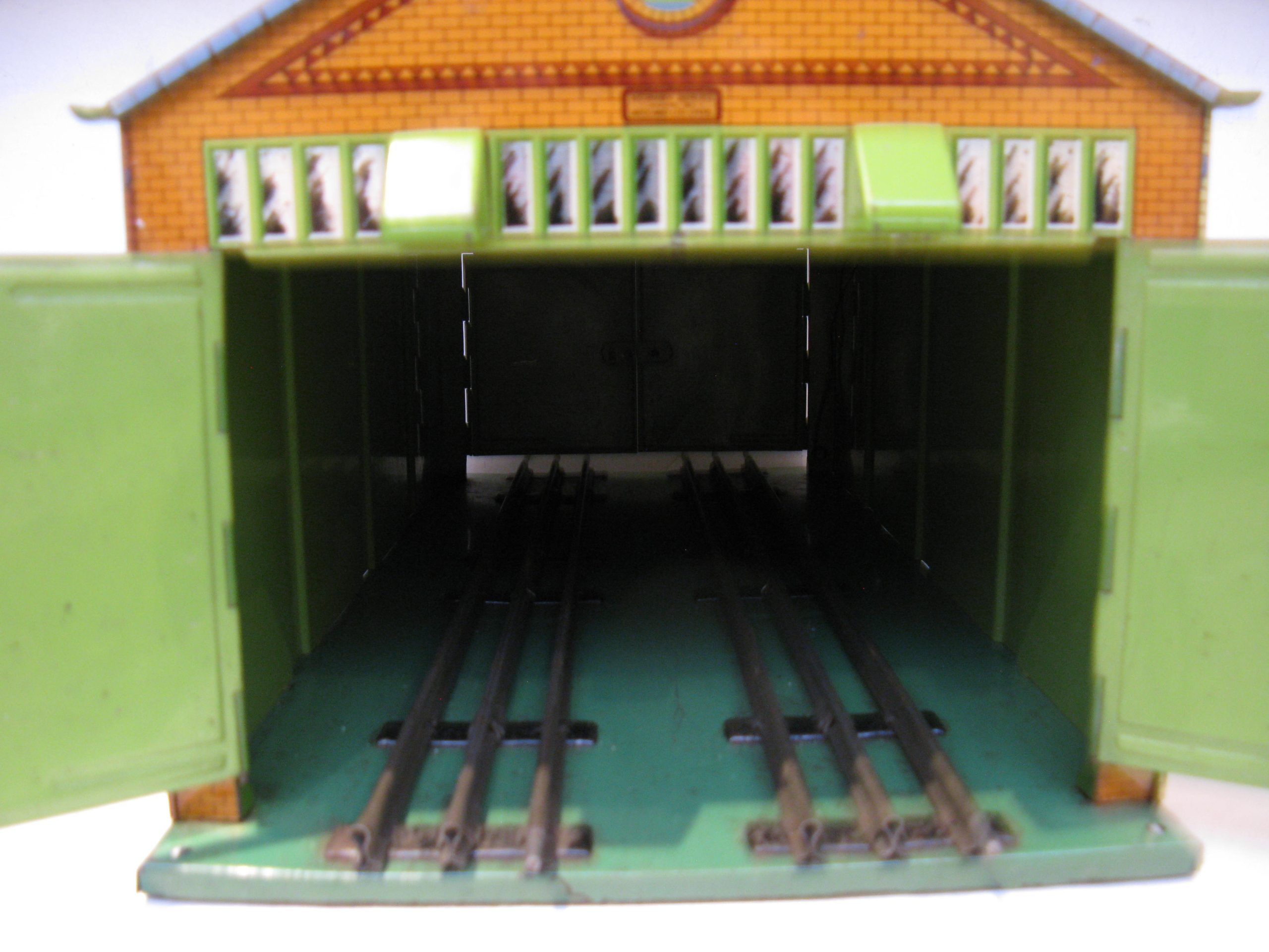 Hornby 0 Gauge No.E2E Engine Shed with green base, Hornby's Largest Accessory - Boxed - Excellent - Image 13