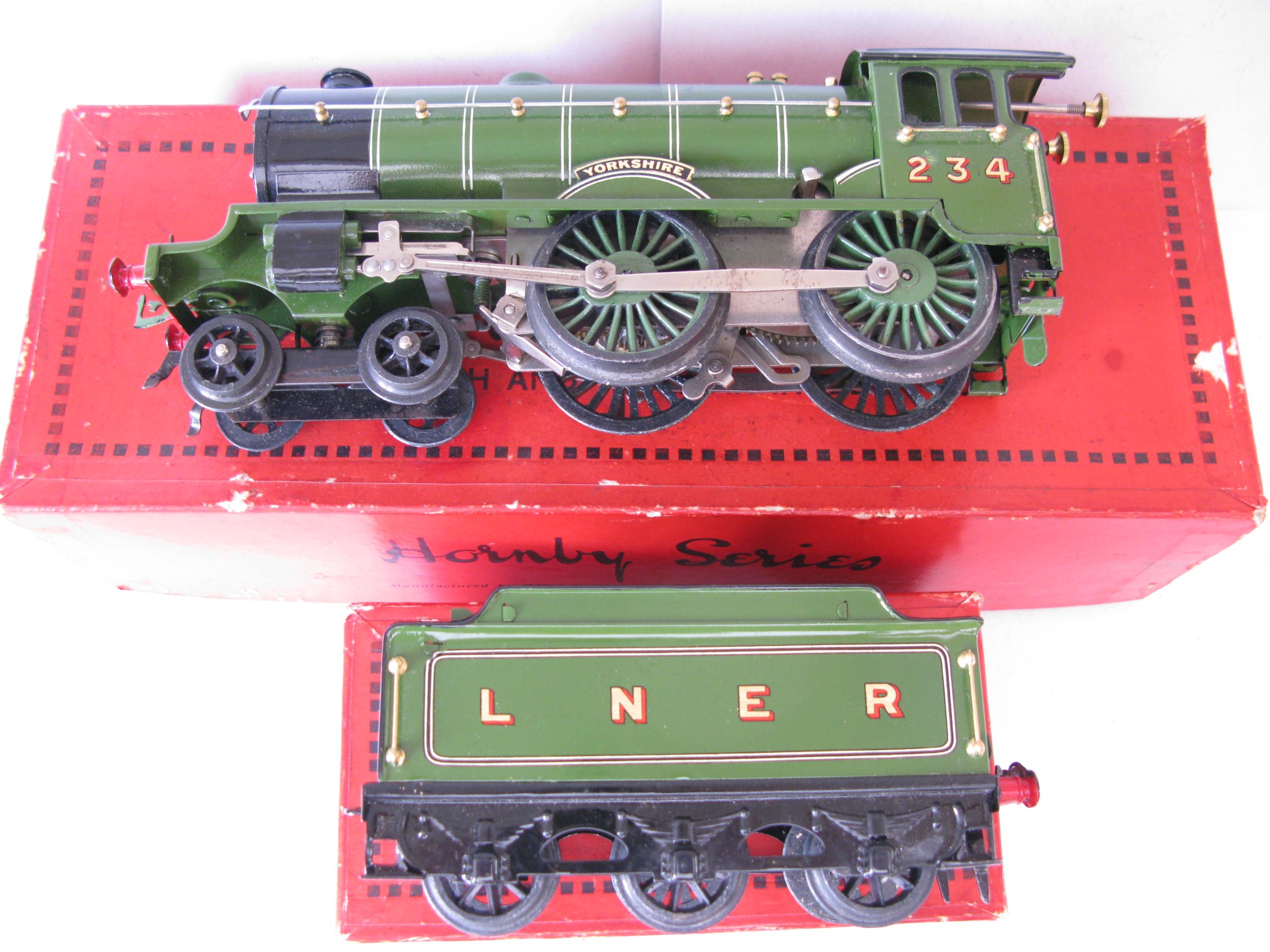 Hornby 0 Gauge No.2C Special Loco & Tender LNER Lined Green 'YORKSHIRE' No.234, Clockwork Circa 1930 - Boxed - Near Mint - Image 19