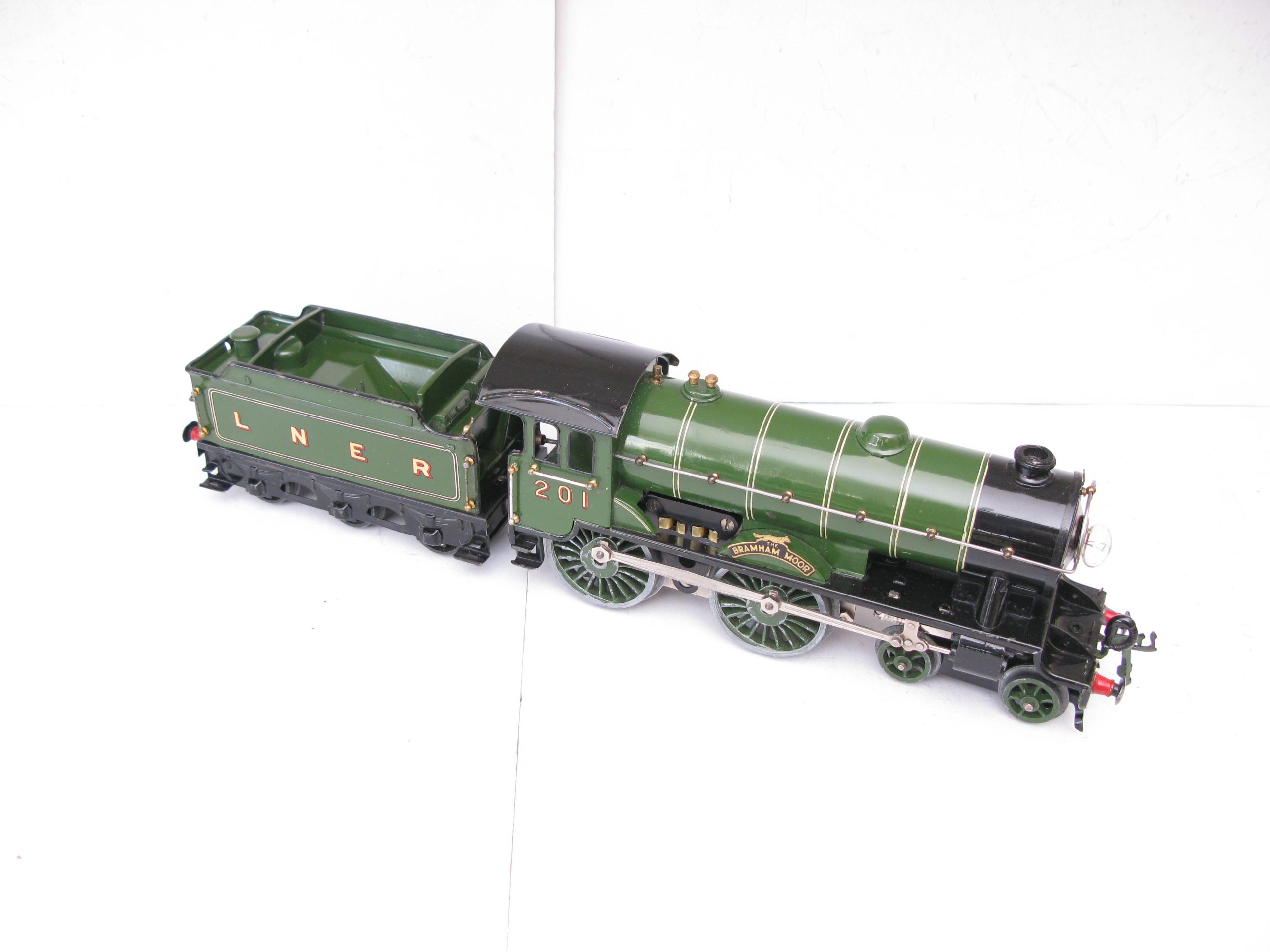Hornby 0 Gauge E220 Special Loco & Tender LNER Lined Green 'BRAMHAM MOOR', No.201, 20 volt electric - Tender boxed - Excellent - Image 8