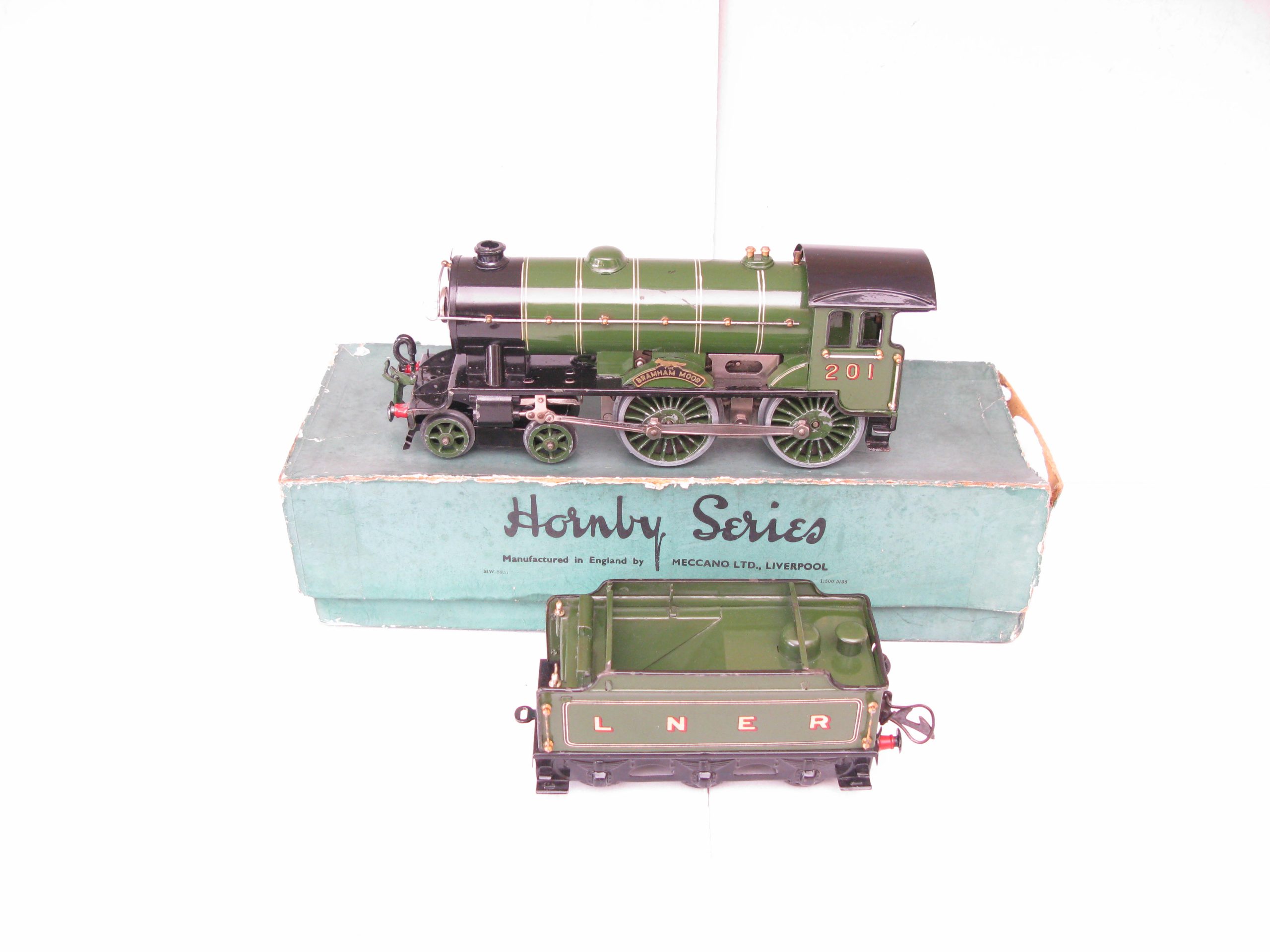 Hornby 0 Gauge E220 Special Loco & Tender LNER Lined Green 'BRAMHAM MOOR', No.201, 20 volt electric - Tender boxed - Excellent - Image 14