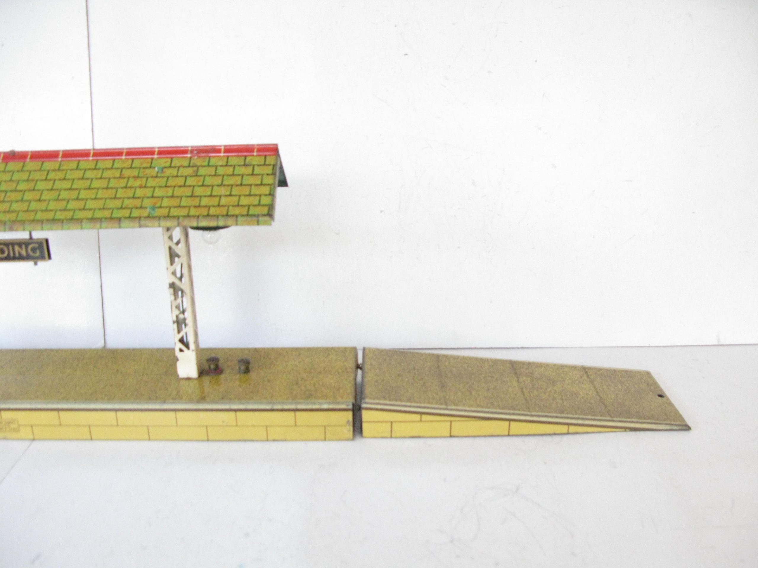 Hornby 0 Gauge 'E' Island Platform with Speckled base and ramps - Boxed - Overall Excellent Circa 1939 - Image 5
