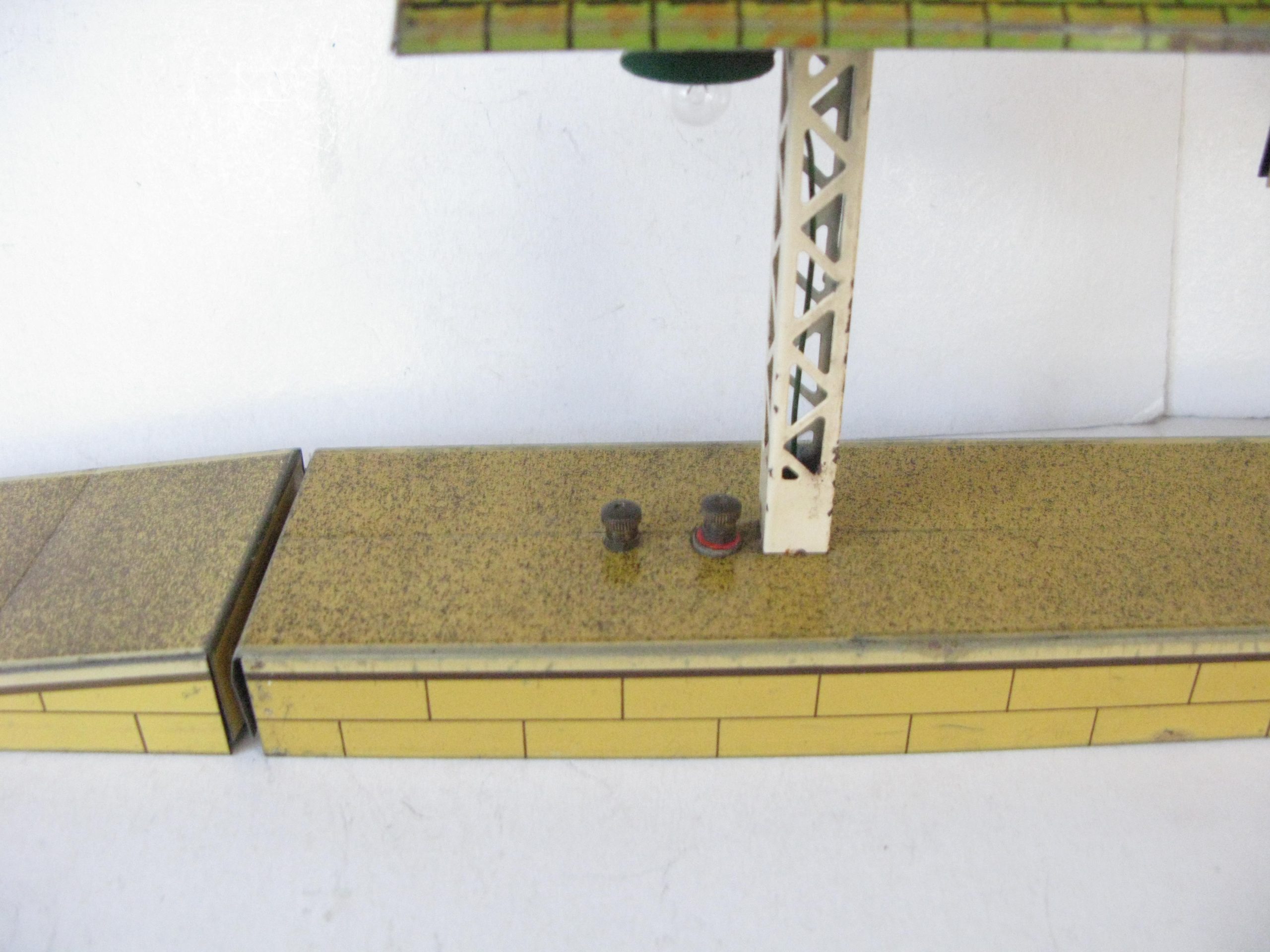 Hornby 0 Gauge 'E' Island Platform with Speckled base and ramps - Boxed - Overall Excellent Circa 1939 - Image 10