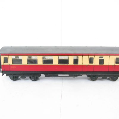 Bassett Lowke 0 Gauge BR Red & Cream all 2nd Brake end Passenger coach No.26233 - unboxed - Excellent