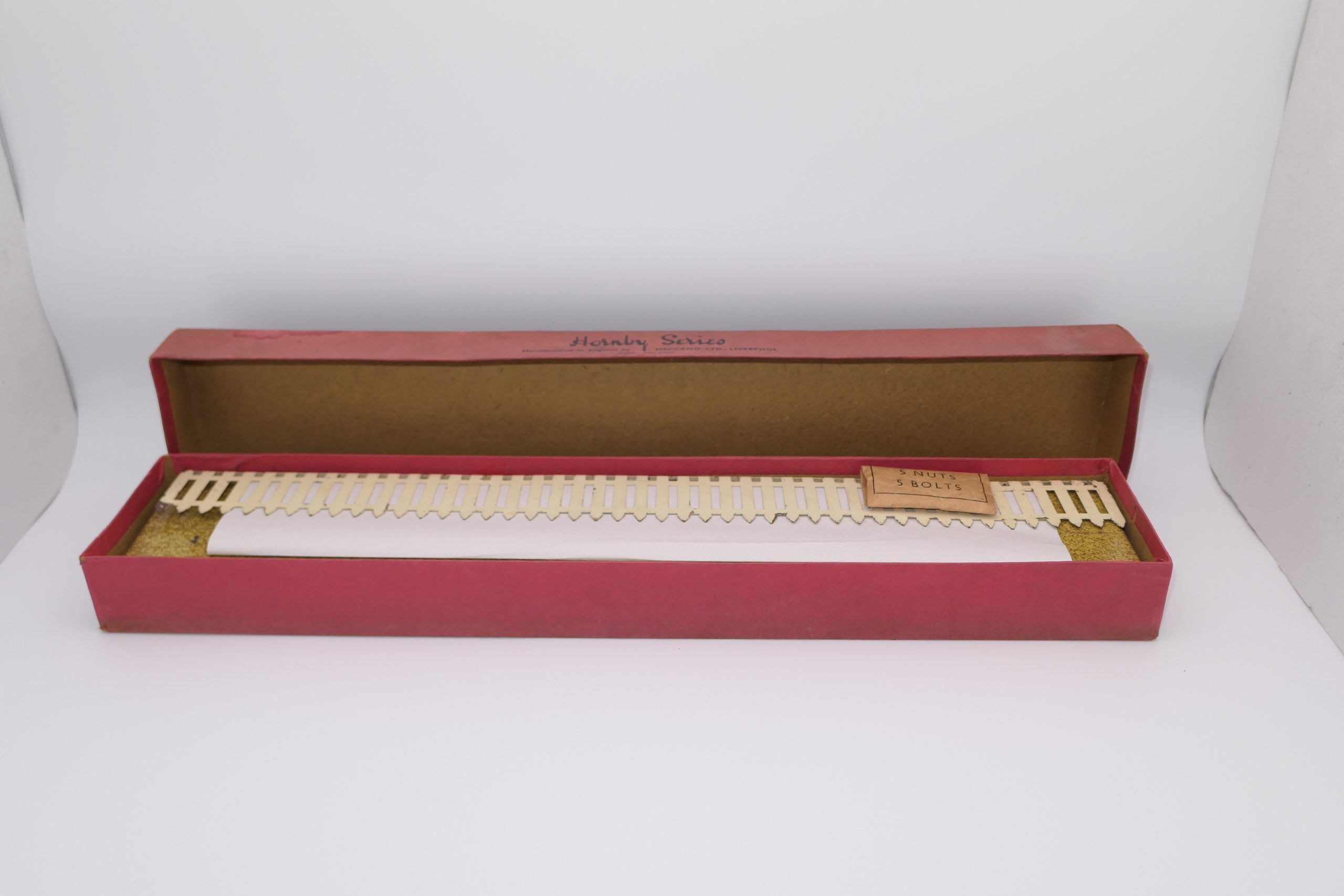 Hornby 0 Gauge Speckled finish Passenger Platform with Fencing & Nuts and Bolts Circa 1939/40 - Boxed - Excellent £85
