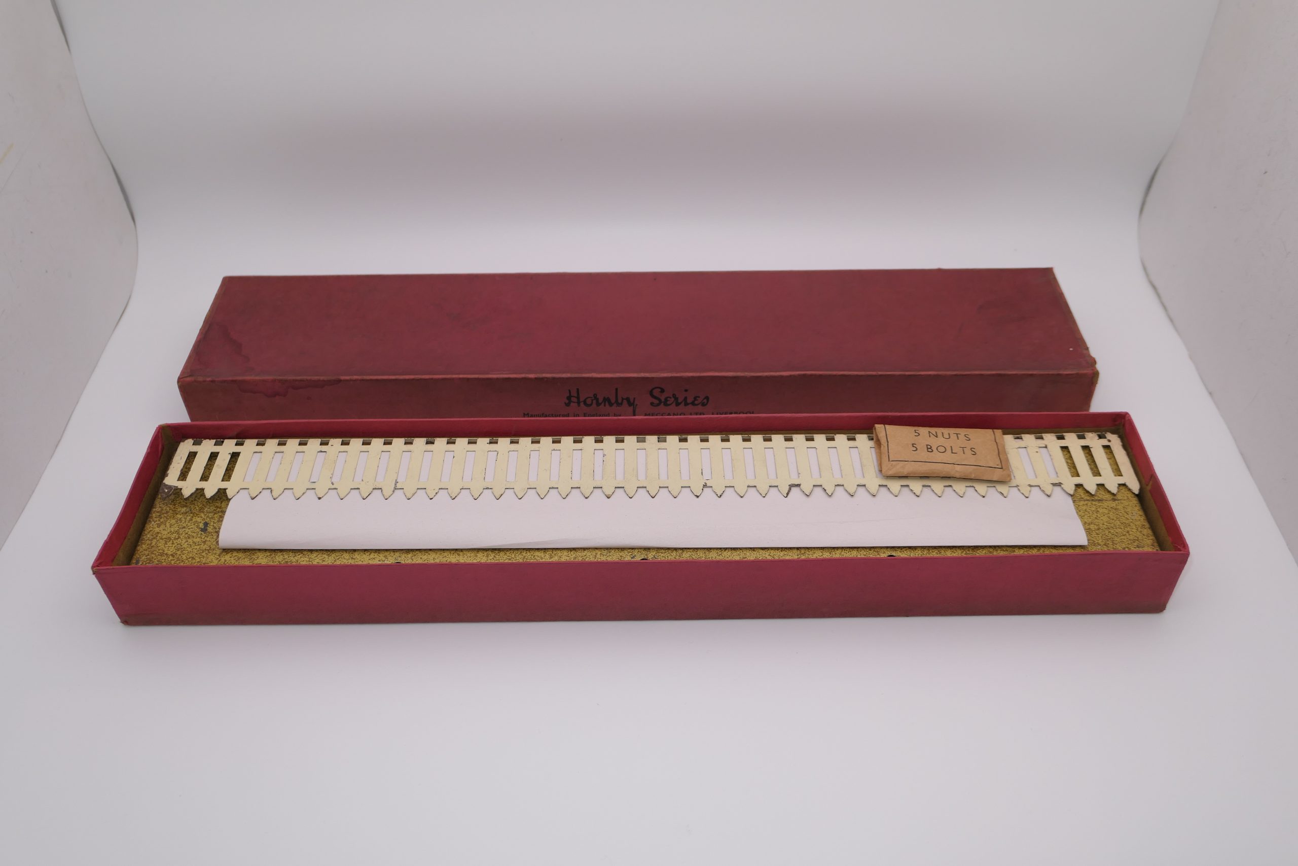 Hornby 0 Gauge Speckled finish Passenger Platform with Fencing & Nuts and Bolts Circa 1939/40 - Boxed - Excellent £85 - Image 2