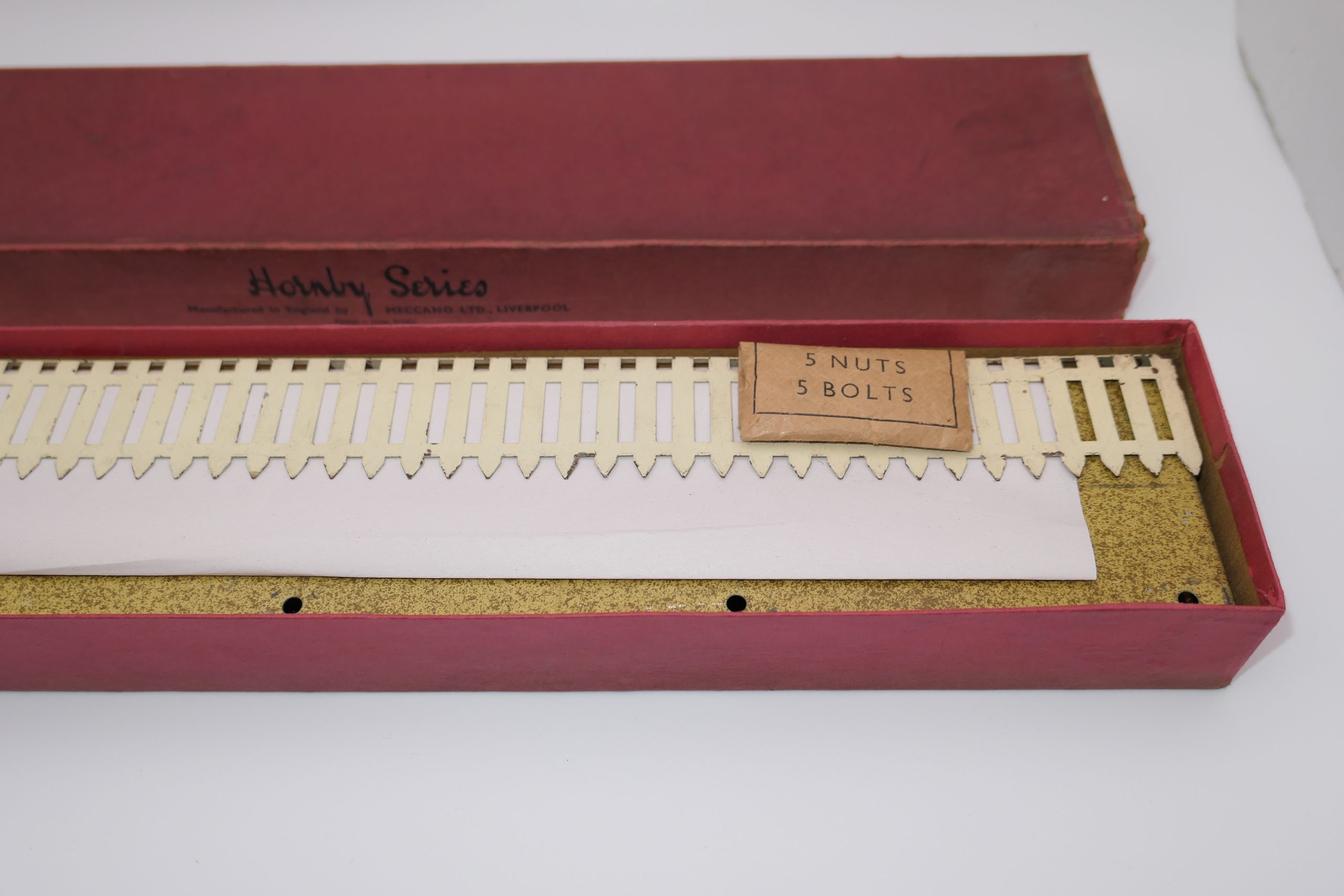 Hornby 0 Gauge Speckled finish Passenger Platform with Fencing & Nuts and Bolts Circa 1939/40 - Boxed - Excellent £85 - Image 3