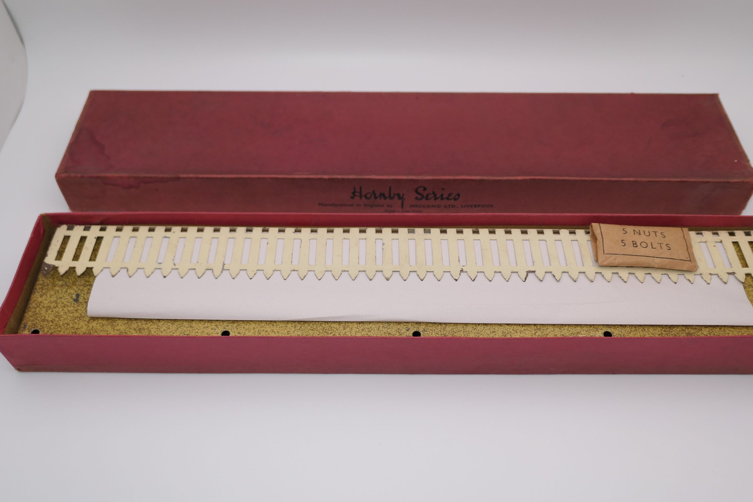 Hornby 0 Gauge Speckled finish Passenger Platform with Fencing & Nuts and Bolts Circa 1939/40 - Boxed - Excellent £85 - Image 4