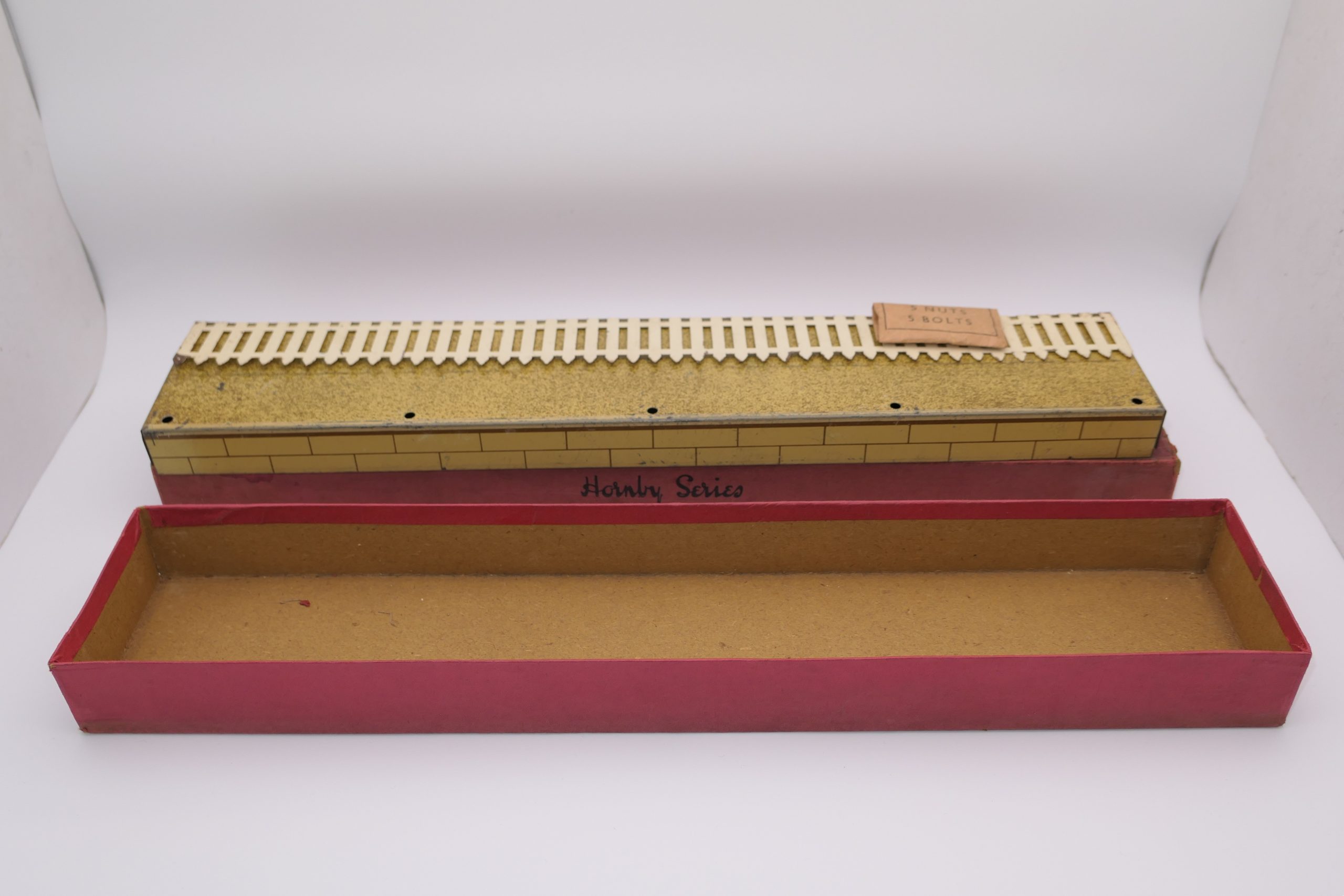 Hornby 0 Gauge Speckled finish Passenger Platform with Fencing & Nuts and Bolts Circa 1939/40 - Boxed - Excellent £85 - Image 5