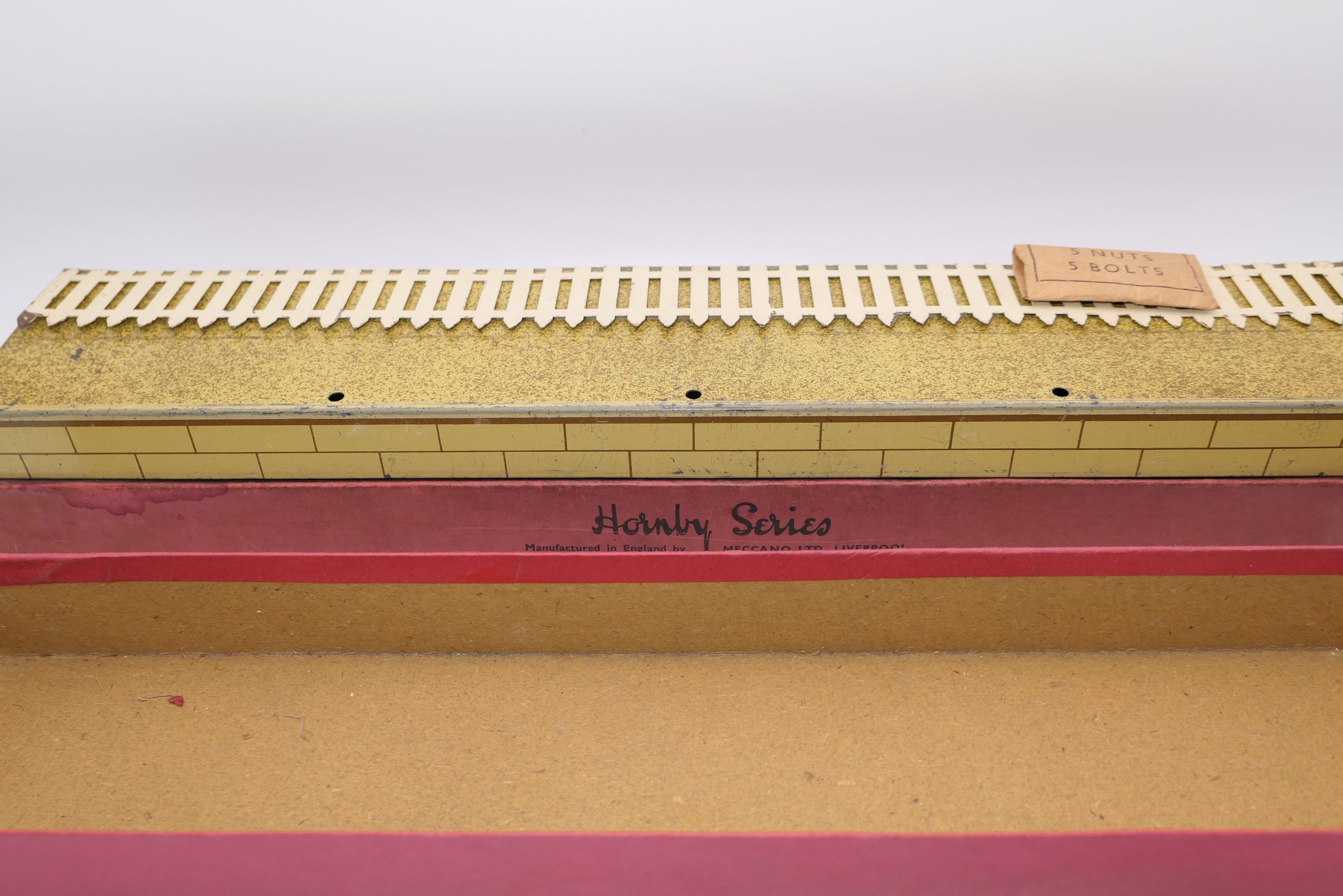 Hornby 0 Gauge Speckled finish Passenger Platform with Fencing & Nuts and Bolts Circa 1939/40 - Boxed - Excellent £85 - Image 6